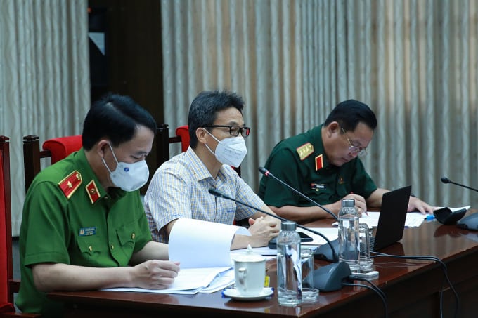 Phó Thủ tướng Vũ Đức Đam (giữa) cùng Tổ Công tác đặc biệt của Chính phủ thực hiện phòng, chống Covid-19 họp trực tuyến với 19 tỉnh phía nam, một số tỉnh Tây Nguyên, Nam Trung Bộ, chiều 28/9.