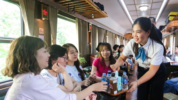Hành khách hài lòng khi đi tàu Hoa Phượng Đỏ