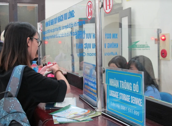 Nếu bạn mua vé trực tiếp tại ga, khi đổi trả vé, tới quầy gặp nhân viên làm theo hướng dẫn. Thanh toán phí đổi trả theo quy định và nhận luôn tiền mặt tại quầy nếu hoàn vé.