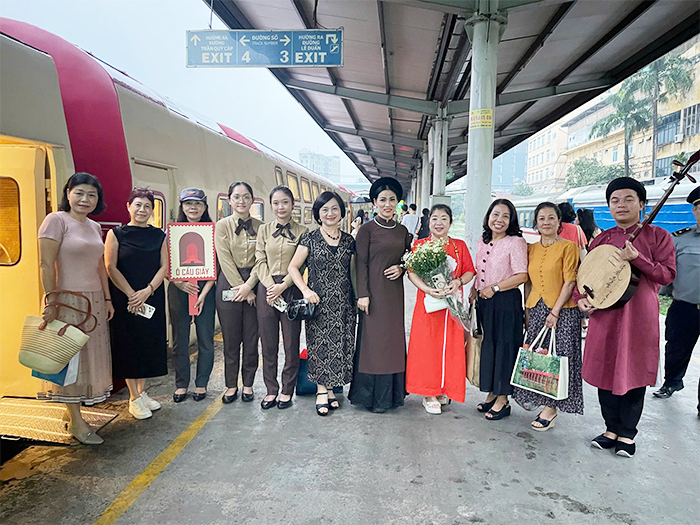 Hành khách mua vé tàu 5 cửa Ô tại Alltours check in